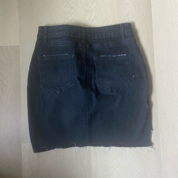 Forever 21 Raw Hem Denim Mini Skirt in Black - Picture 2 of 2